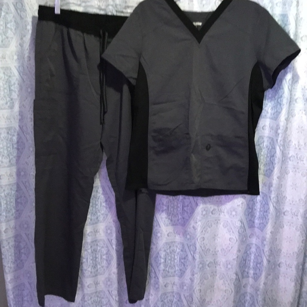 Scrub set in pewter gray